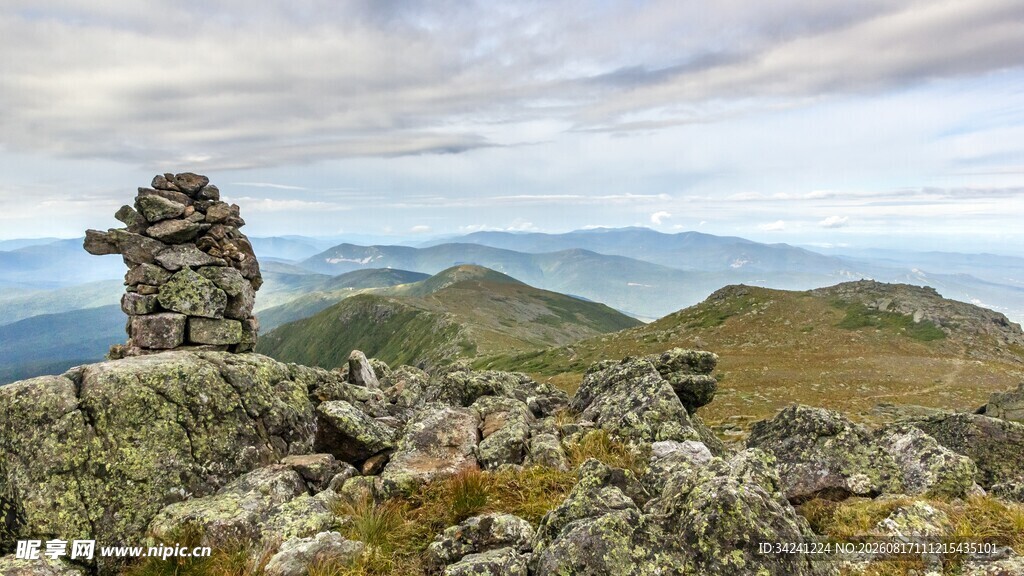 山顶石堆与壮丽山景