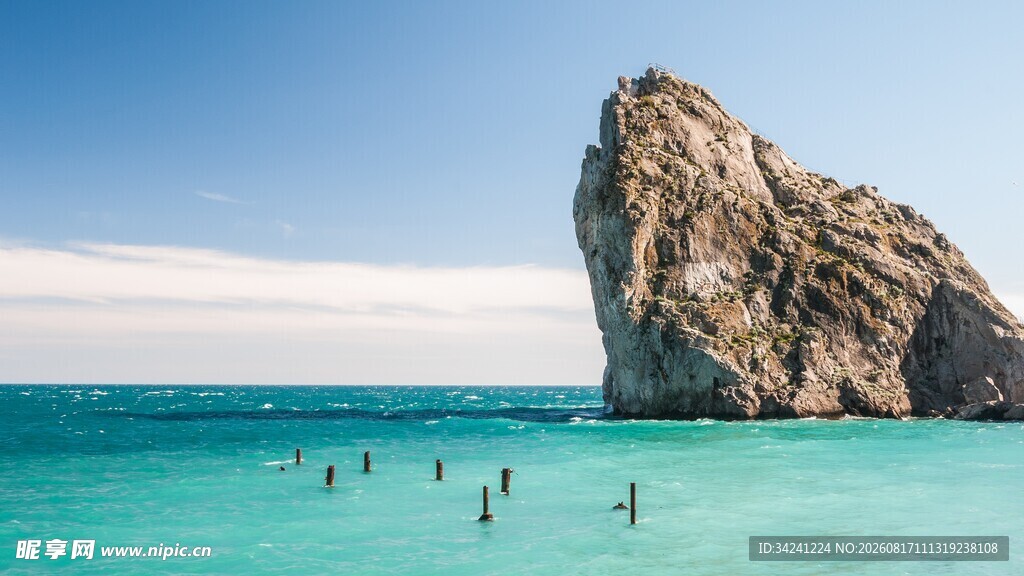 海边巨石下的戏水场景