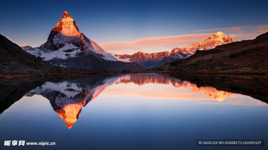 马特洪峰下的静谧湖景