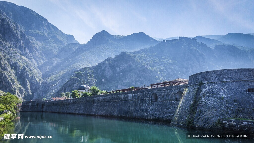 山水间的古老城墙景观