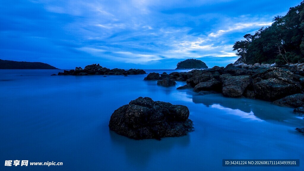 蓝色海岸夜景静谧礁石