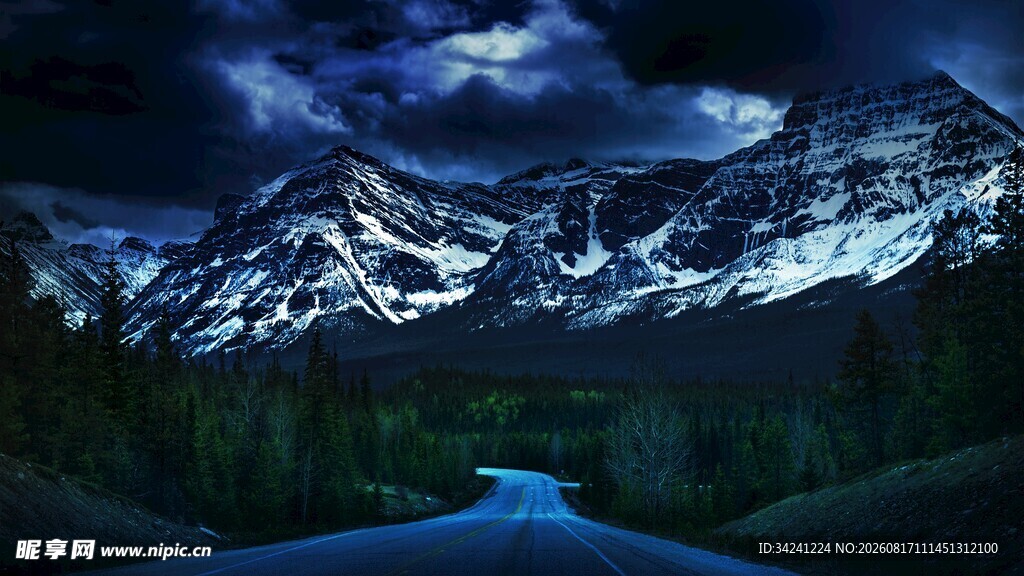 梦幻夜景下的雪山与河流