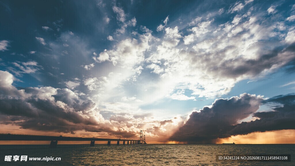 海边日落天空壮丽景象