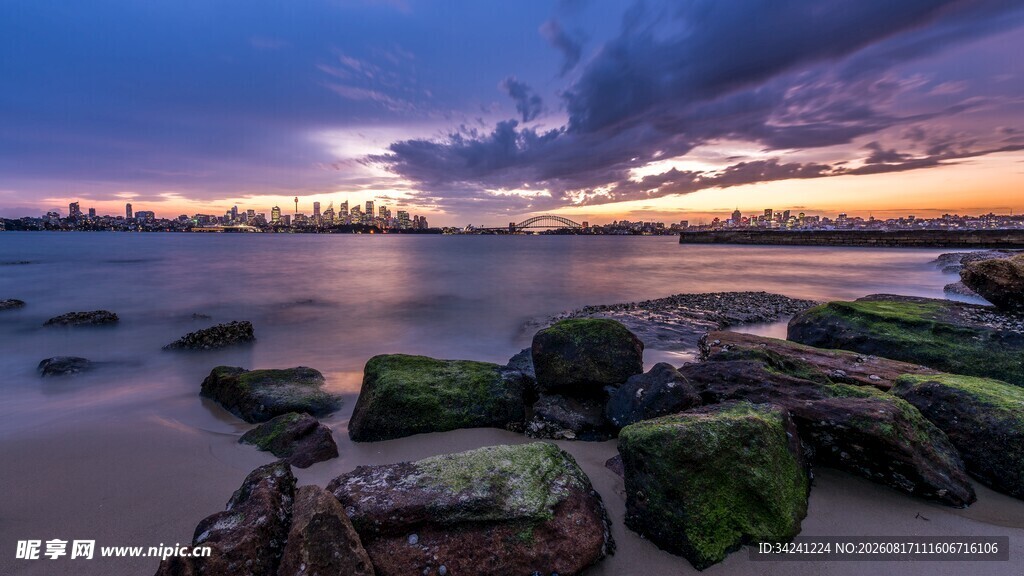 海边暮色中的礁石美景