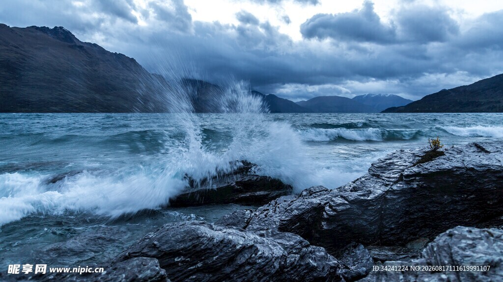 海浪拍击岩石的壮丽景观