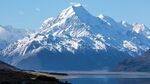 壮丽雪山下的静谧湖泊