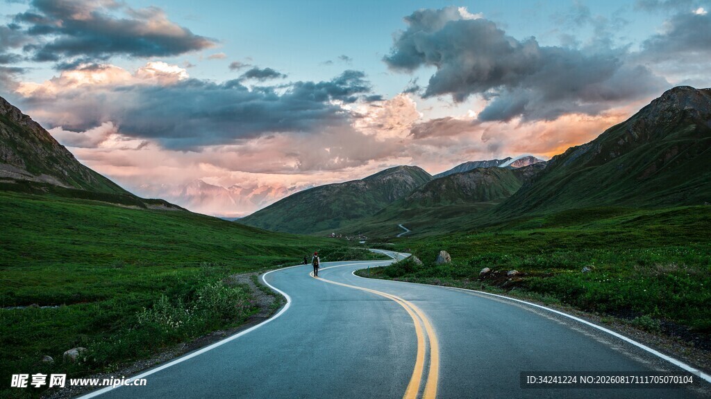 蜿蜒公路旁的壮美风景