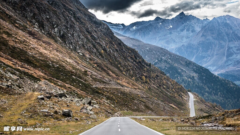山间公路邂逅壮丽山景