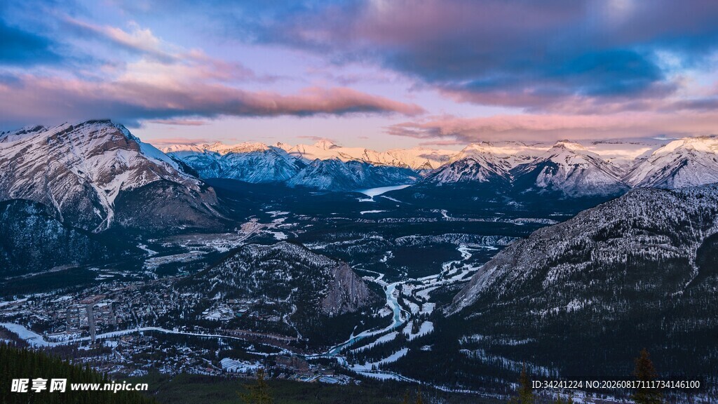 壮丽雪山下的河谷美景