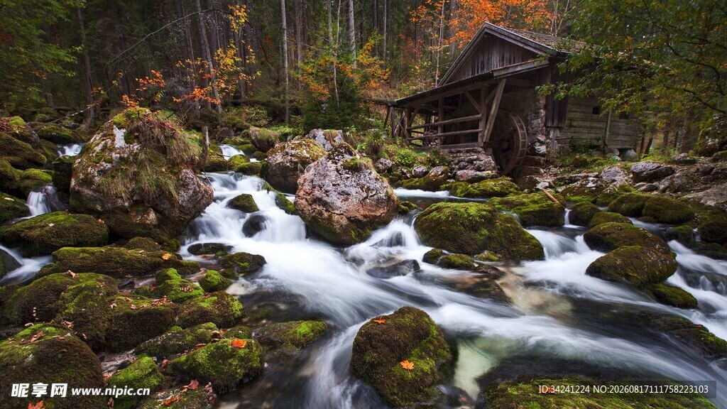 山间溪流旁的古朴小屋