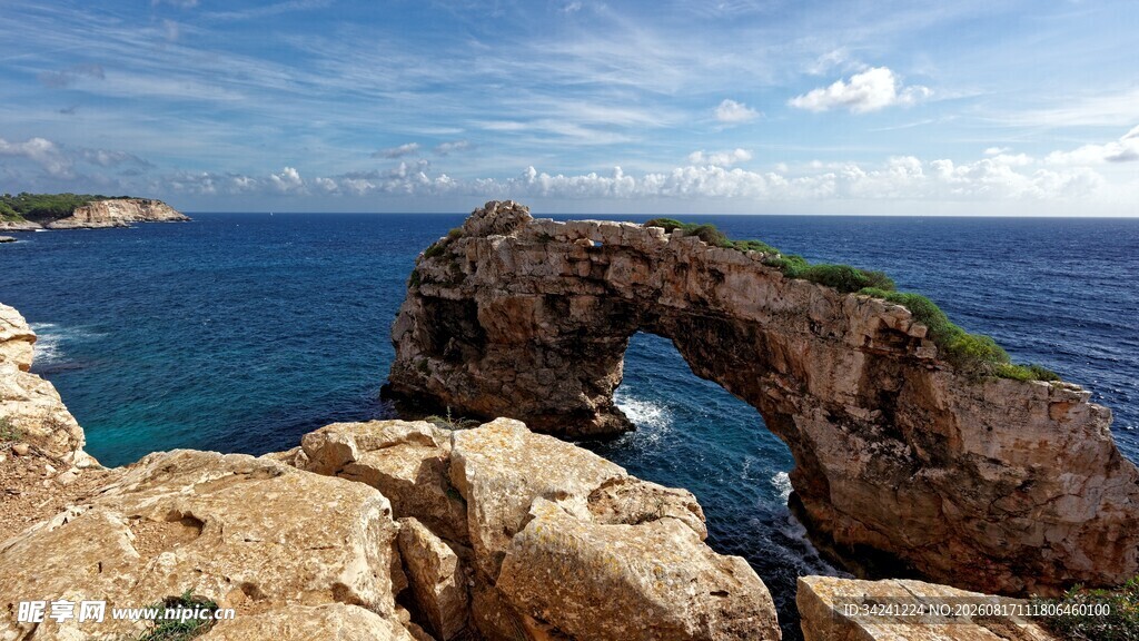 海边拱形岩石壮丽景观