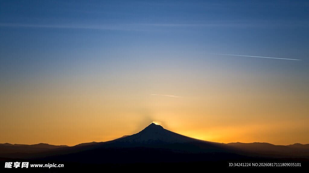 日落时分的巍峨山峰