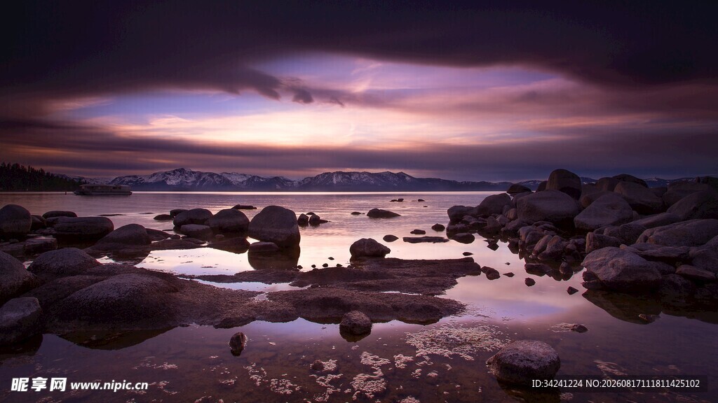 黄昏下的海边礁石美景