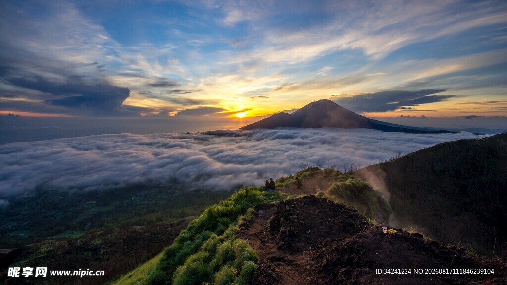 日出云海中的壮美山峰