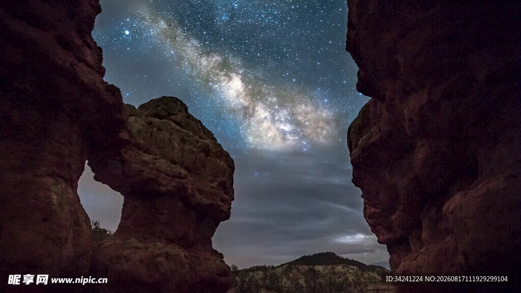 星空下的奇特岩石景观