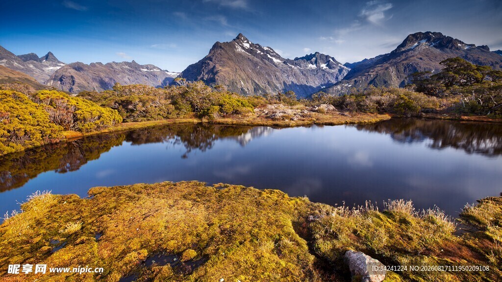 山间静谧湖景