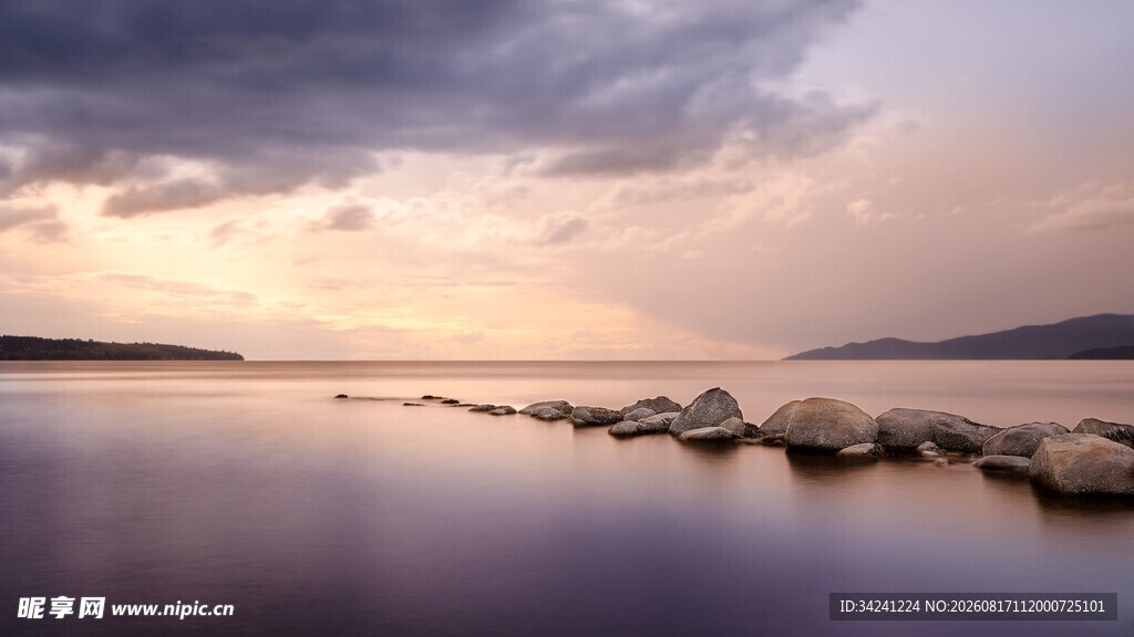 湖畔黄昏美景