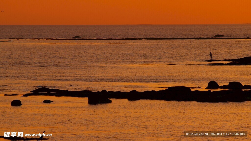 夕阳下的宁静海面