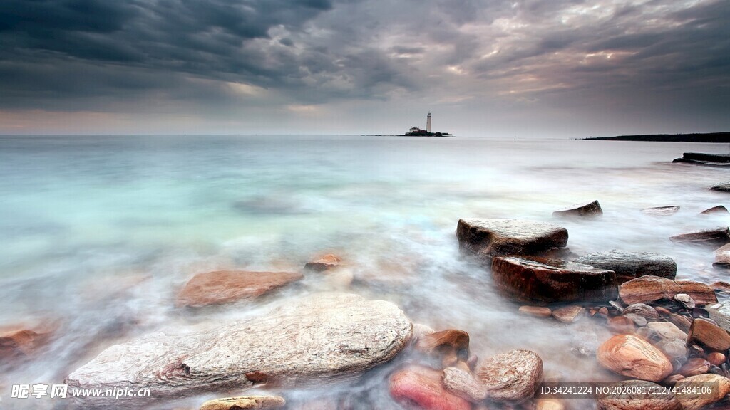 海边礁石与远海船只景象
