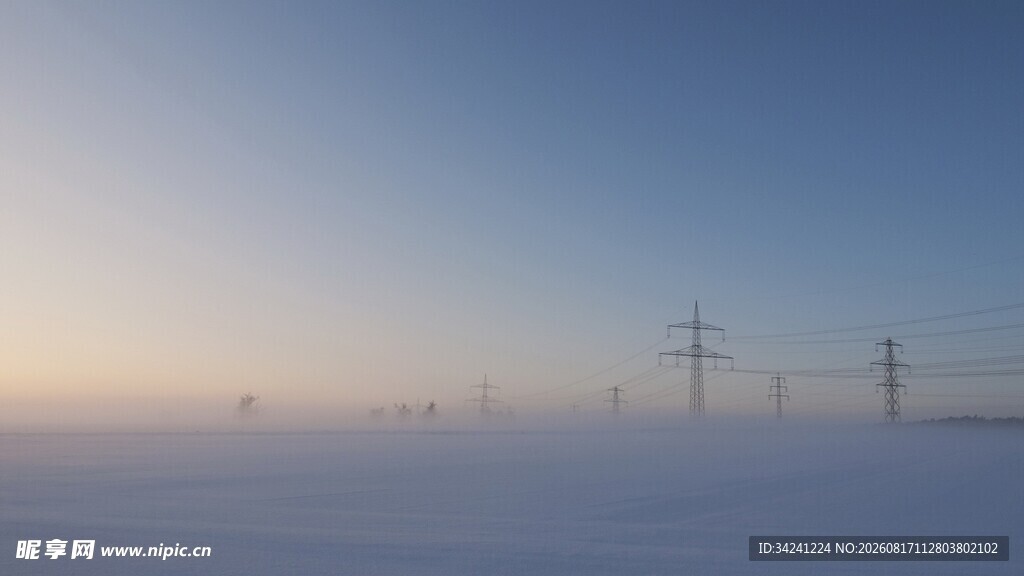 雪地中的输电线路景观