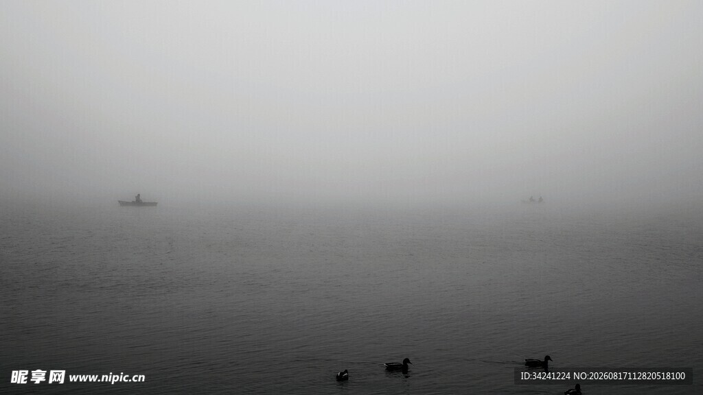 雾中海上景象