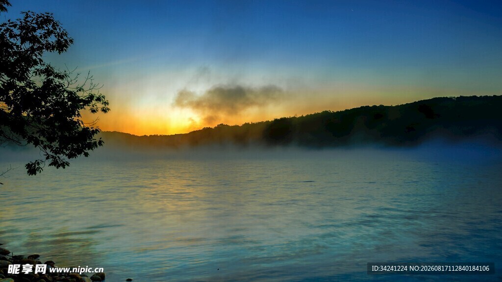 湖畔日落美景