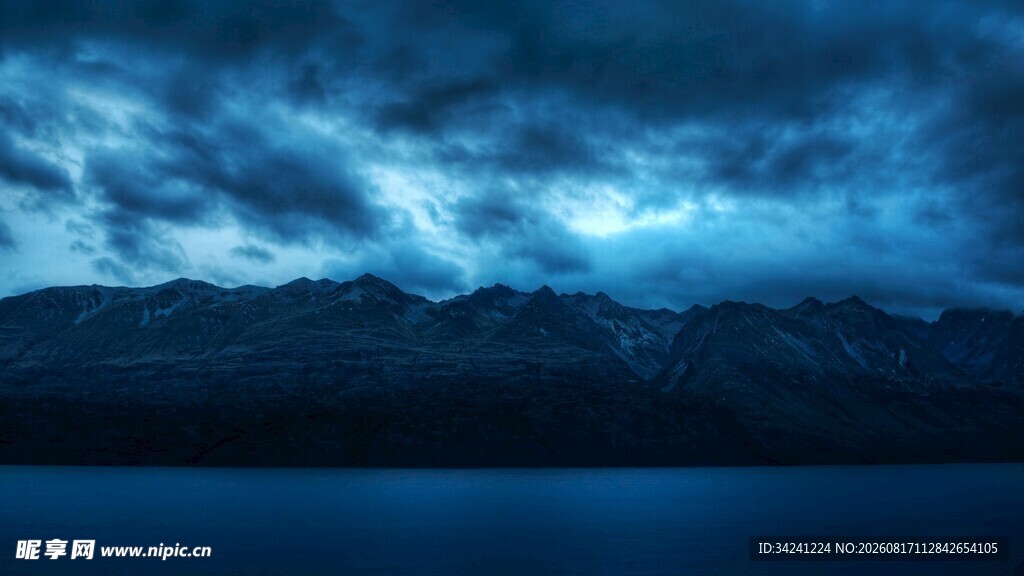 夜幕下的山水景观