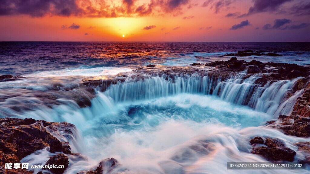 海边日落时的壮美海浪景观