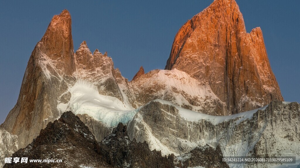 壮丽雪山山峰景观