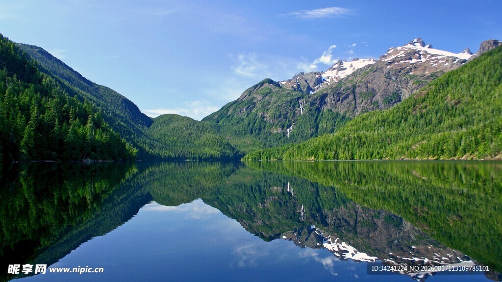 宁静山水倒影如画美景