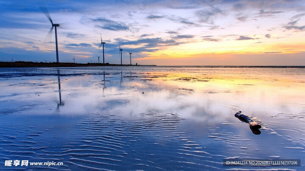 夕阳下的风车与平静水面