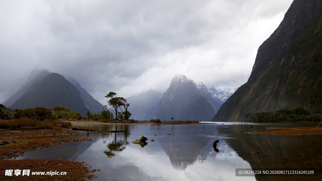 云雾缭绕的山水美景