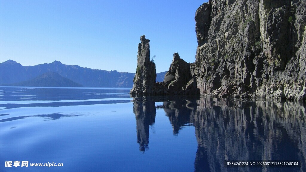 宁静湖岸的壮丽岩石景观