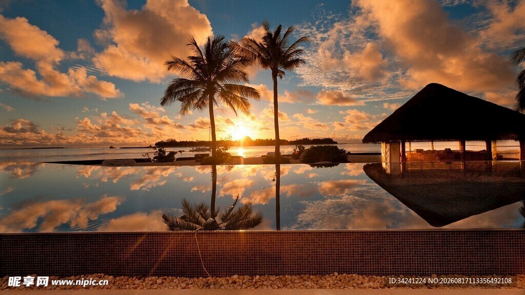 夕阳下的海滨小屋美景