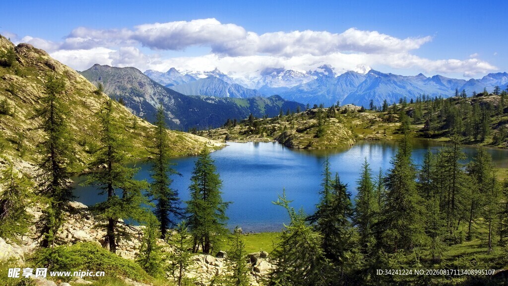 山间湖畔美景