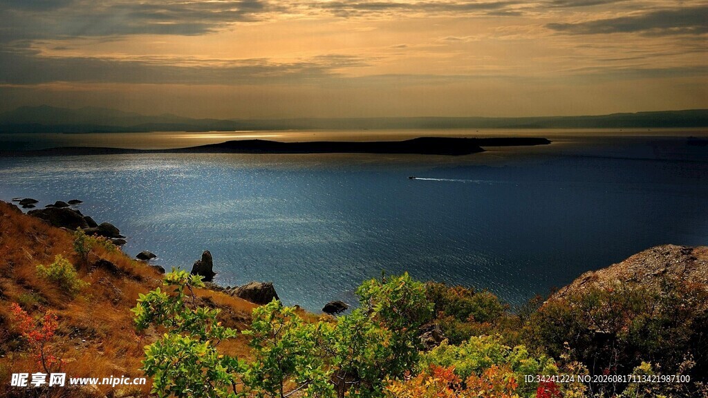 湖畔黄昏美景