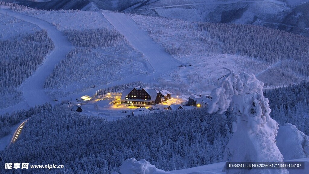 雪夜中的温馨山间村落