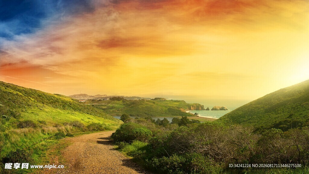 山间夕阳下的蜿蜒小路