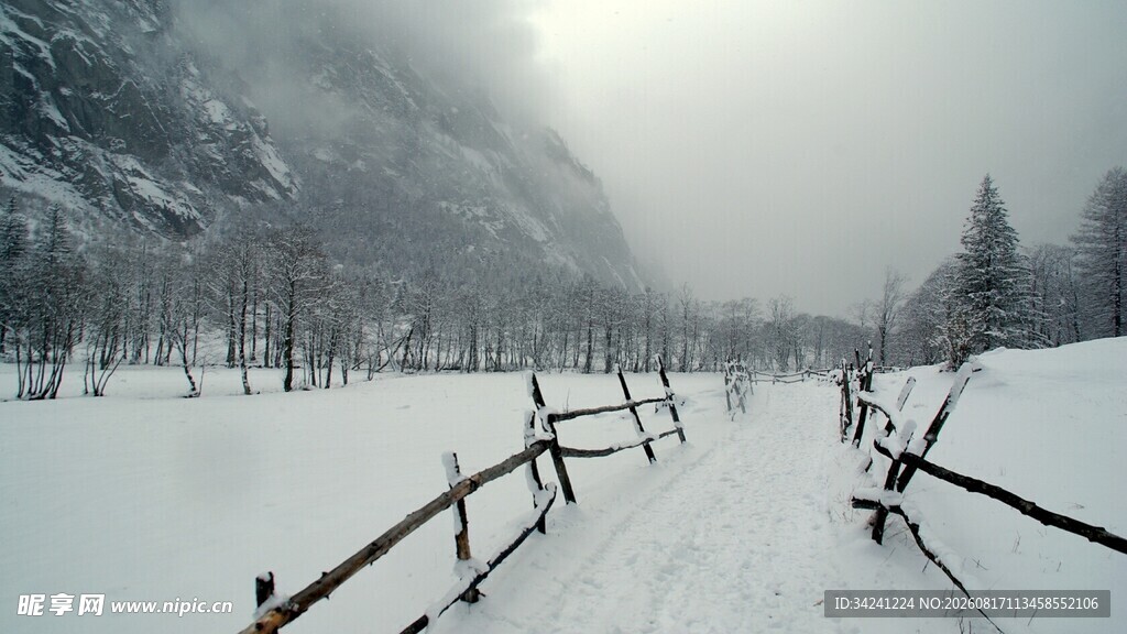雪中山间小道静谧雪景