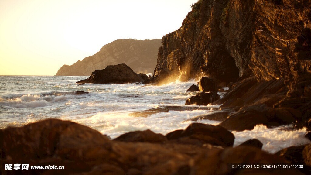 夕阳下的海边岩石美景