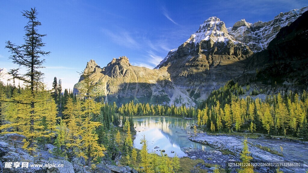 山间湖畔美景