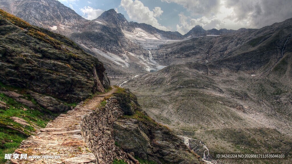 山间小径领略壮美山景