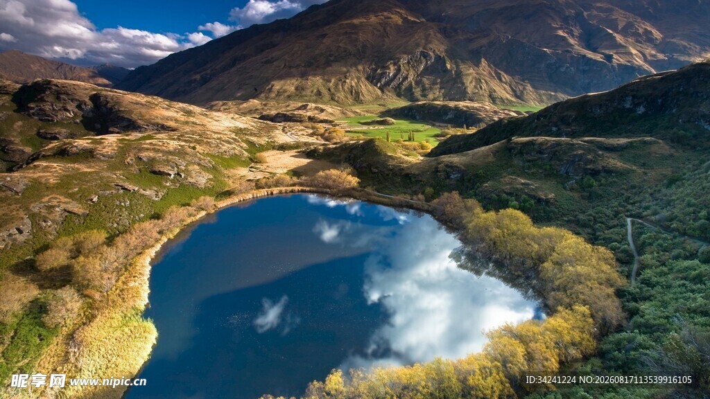 山间蓝湖美景