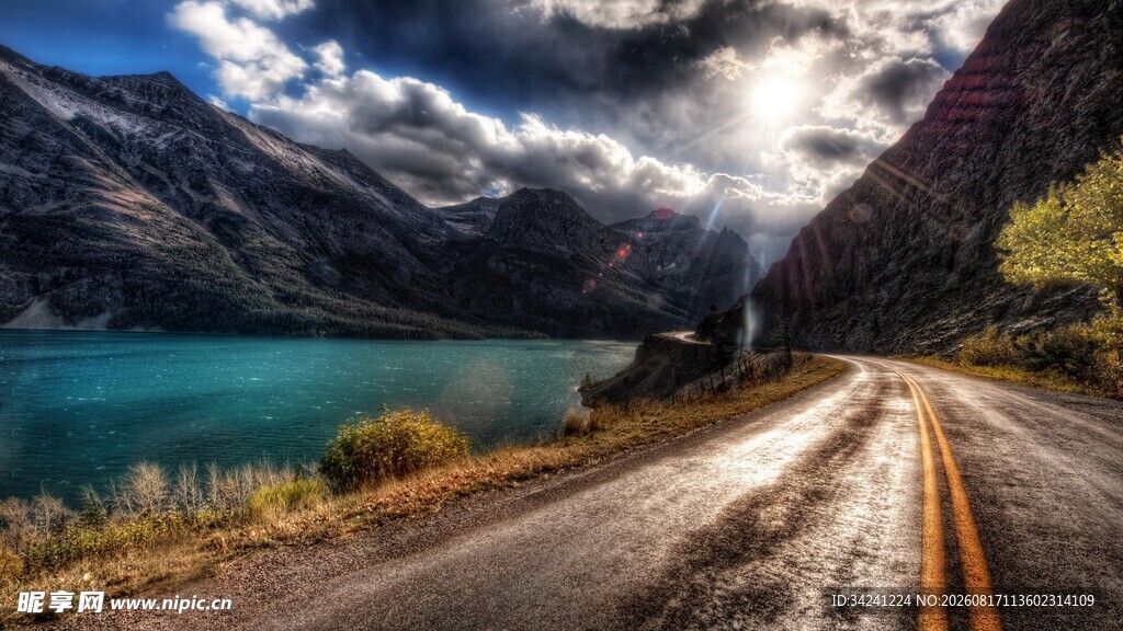 山间公路旁的绝美湖景