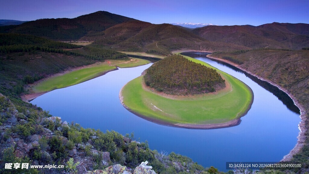 山间环形水域美景