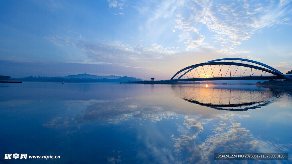 湖畔拱桥映霞光美景