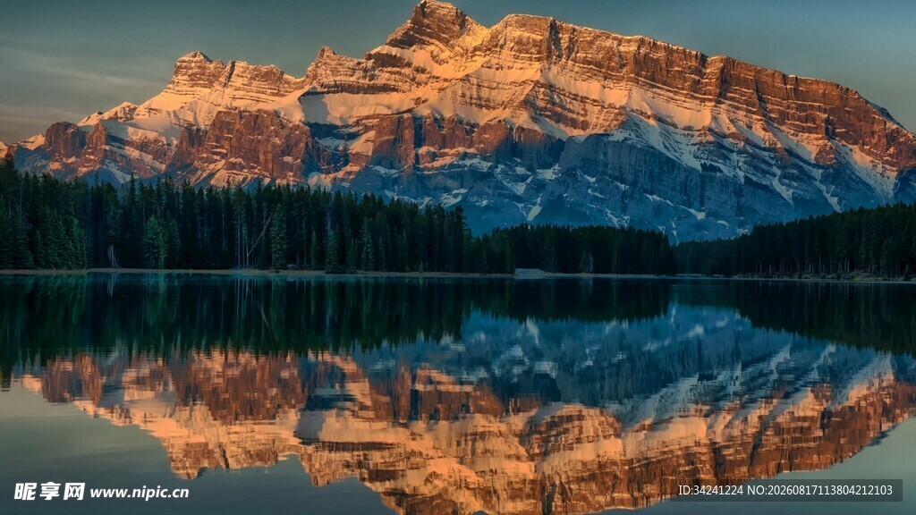 壮丽山景湖面倒影美景