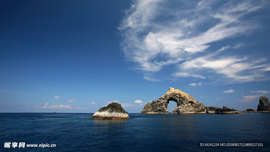 海上天然石拱门景观