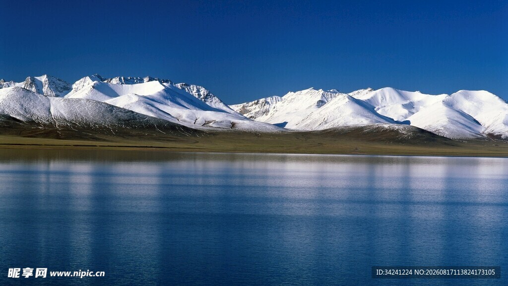 雪山下的静谧蓝色湖泊