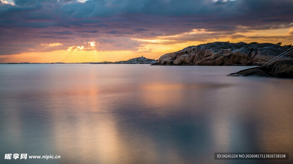 海边日落时分的静谧美景